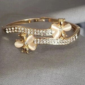 Beautiful Flower Shape Crystal Bracelet. Gold tone